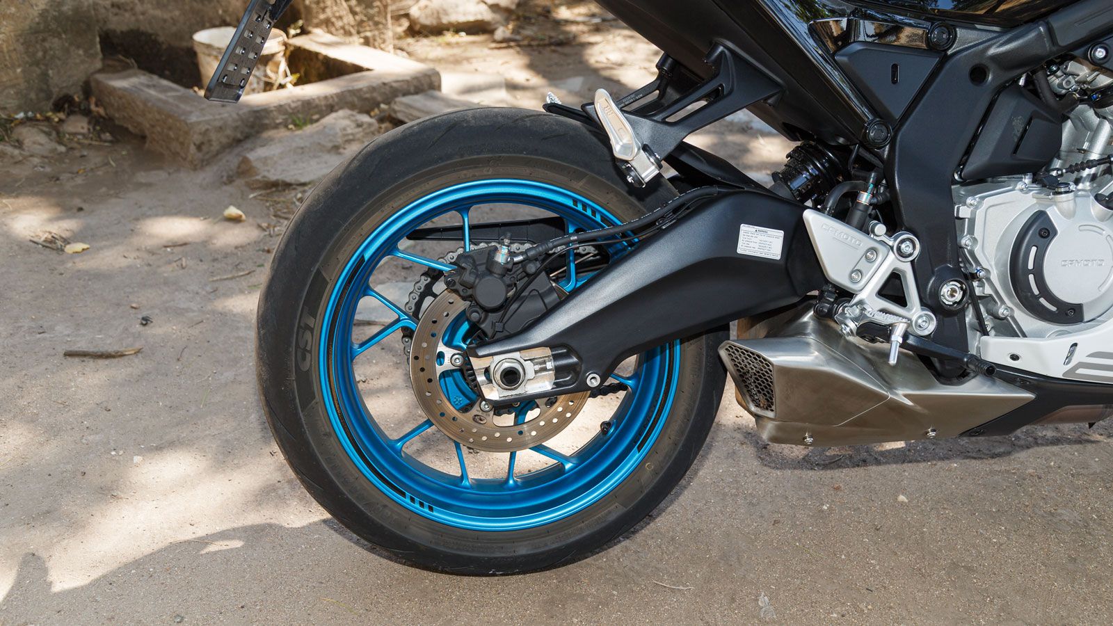Το πλαίσιο του CFMOTO 675 SR‑R είναι ένα ατσάλινο, σωληνωτό, περιμετρικό πλαίσιο, που συνδυάζεται με ένα σχεδιασμένο από λευκό χαρτί, ελαφρύ αλουμινένιο ψαλίδι με μοχλικό. 