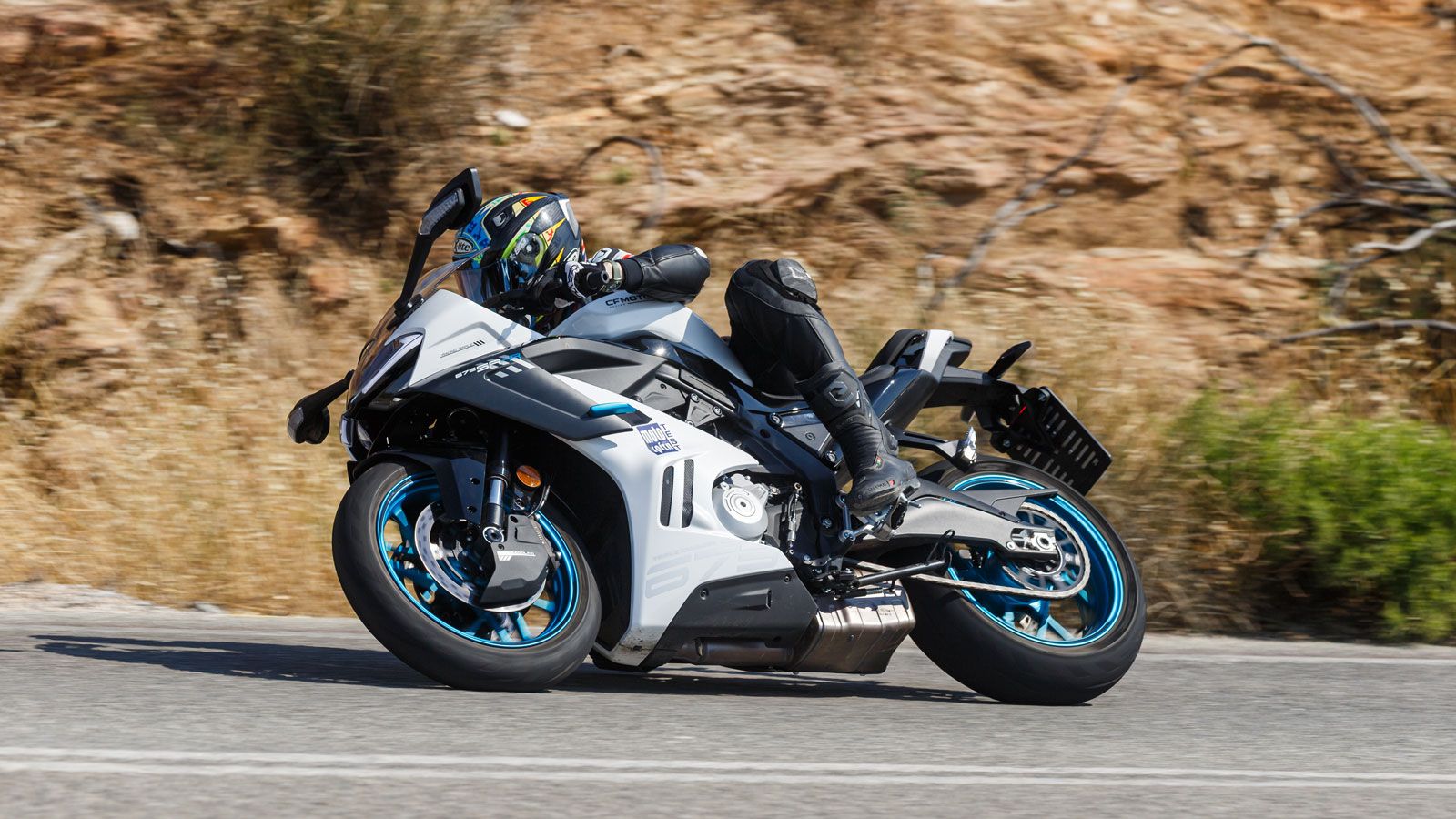 Η CFMOTO μπαίνει με το δεξί στην κατηγορία των μεσαίων superosport μοτοσυκλετών, με τον πρώτο της τρικύλινδρο εν σειρά κινητήρα που «χτυπά» με παλμό 1-3-2.