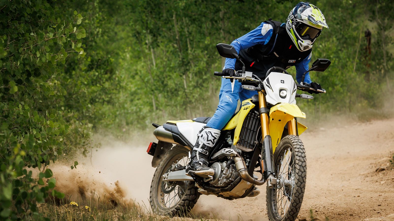 Το S.I.R.S. (Suzuki Intelligent Ride System) προσφέρει τρία riding modes (SDMS), Traction Control τριών επιπέδων, αλλά και ξεχωριστό Gravel Mode για ολίσθηση στον χωματόδρομο.