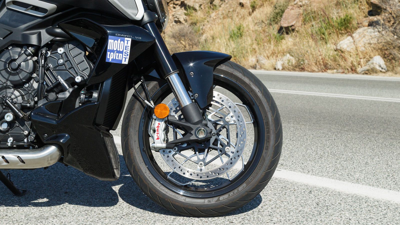 Η Brembo έχει βάλει το χεράκι της.. ή πιο συγκριμένα τις ακτινικές τετραπίστονες Η Brembo έχει βάλει το χεράκι της.. ή πιο συγκριμένα τις ακτινικές τετραπίστονες Stylema δαγκάνες της συνθέτοντας ένα πολύ δυνατό σύστημα πέδησης.