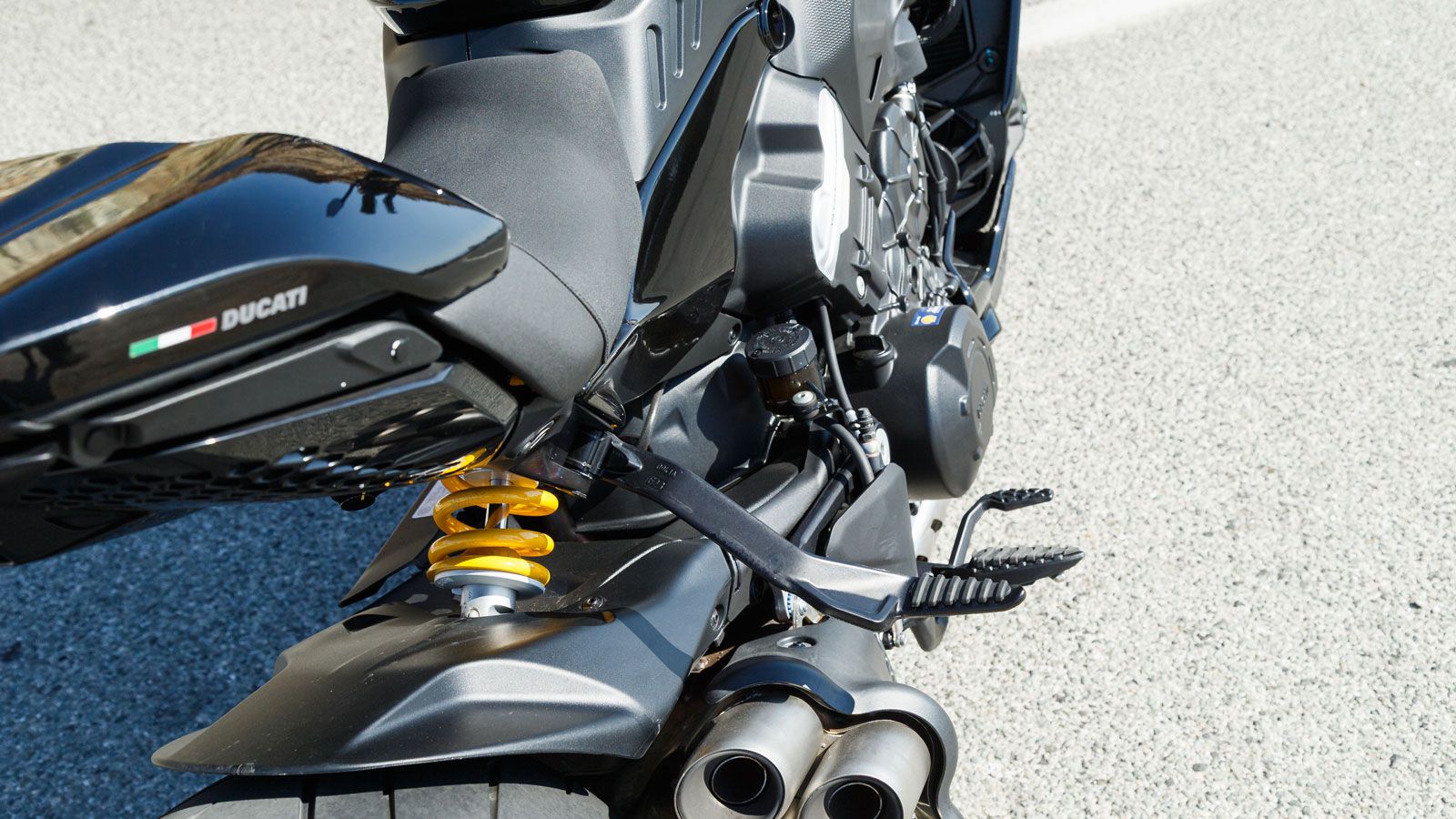 Η ανάρτηση είναι πλήρως ρυθμιζόμενη με αυξημένες διαδρομές ελατηρίων για μεγαλύτ Η ανάρτηση είναι πλήρως ρυθμιζόμενη με αυξημένες διαδρομές ελατηρίων για μεγαλύτερη άνεση.