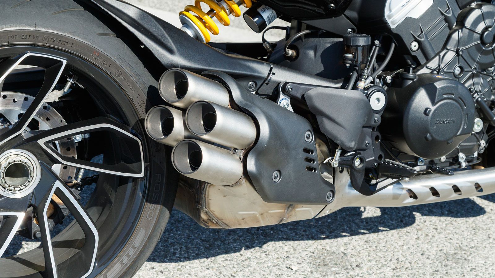 Οι 4 χαρτογραφήσεις Sport, Touring, Urban και Wet, διαμορφώνουν ανάλογα τις παρα Οι 4 χαρτογραφήσεις Sport, Touring, Urban και Wet, διαμορφώνουν ανάλογα τις παραμέτρους απόδοσης και ρυθμίζουν σύμφωνα με τις επιθυμίες του αναβάτη την πληρέστατη σουίτα ηλεκτρονικών βοηθημάτων που πε