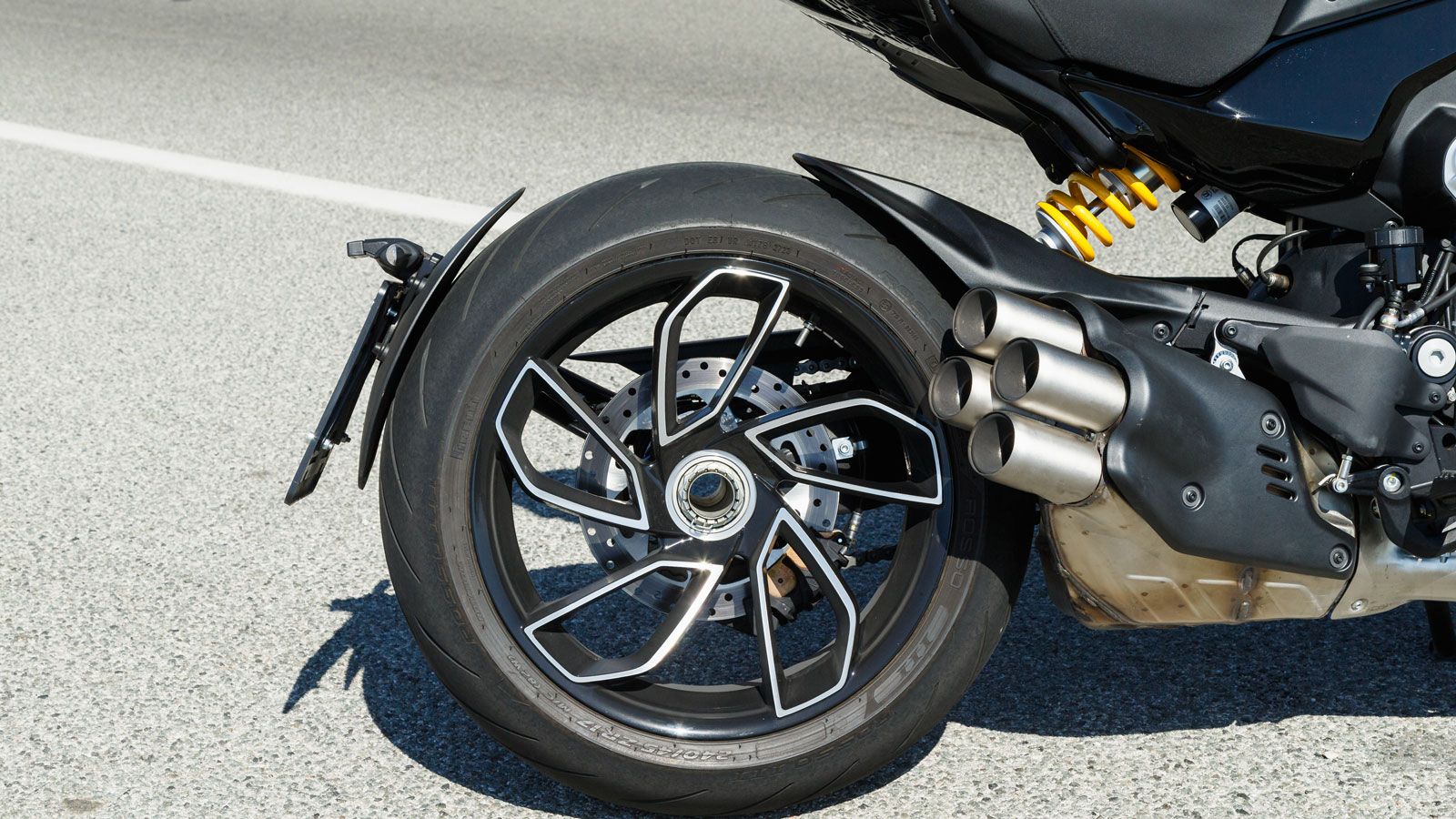 Φυσικά, το εντυπωσιακό 240αρι πίσω ελαστικό Pirelli Diablo Rosso III κλέβει την παράσταση με την 5-μπρατση ζάντα και τις διαμανταρισμένες λεπτομέρειες να προκαλούν παρατεταμένη σιελόρροια