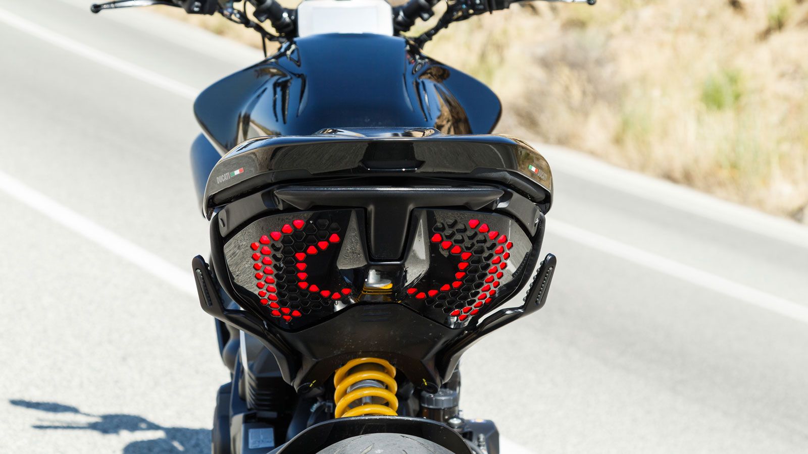 Η μαζεμένηουρά με το πλέγμα σημειακών LED στο κάτω μέρος της,συνθέτουν ένα από τα πιο καλλίγραμμα οπίσθια της αγοράς και είναι η συνηθέστερη πλευρά του Diavel που βλέπουν οι άλλοι όταν ανοίξεις το γκά