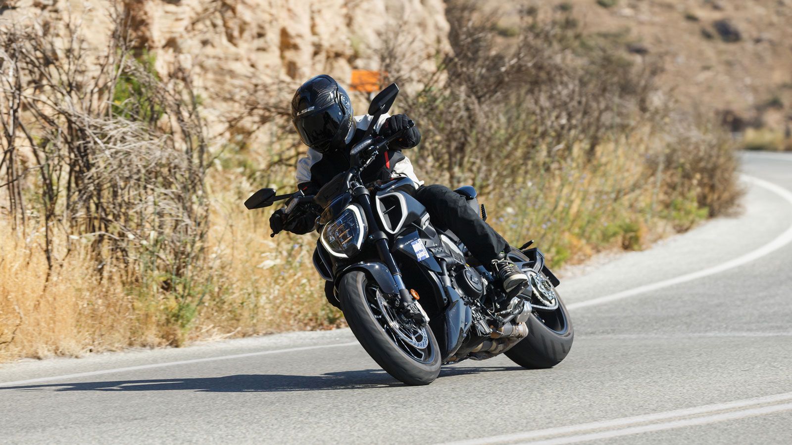 Αποκαλυπτικές είναι και οι ενδιάμεσες επιταχύνσεις με το 60-120 με 4η να διαρκεί Αποκαλυπτικές είναι και οι ενδιάμεσες επιταχύνσεις με το 60-120 με 4η να διαρκεί 3,35δ το 60-160 4,12δ, ενώ αρκούν μόλις 6,3δ για να βρεθείς από τα 100 στα 200χλμ./ώρα.