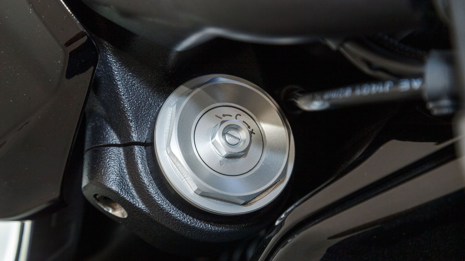 Αποτελείται από ανεστραμμένο πιρούνι 50 χιλιοστών με ρύθμιση συμπίεσης και προφό Αποτελείται από ανεστραμμένο πιρούνι 50 χιλιοστών με ρύθμιση συμπίεσης και προφόρτισης ελατηρίου στο αριστερό και επαναφοράς στο δεξιό καλάμι, καθώς και μονό αμορτισέρ με ξεχωριστό, πρόσθετο δοχείο υγ