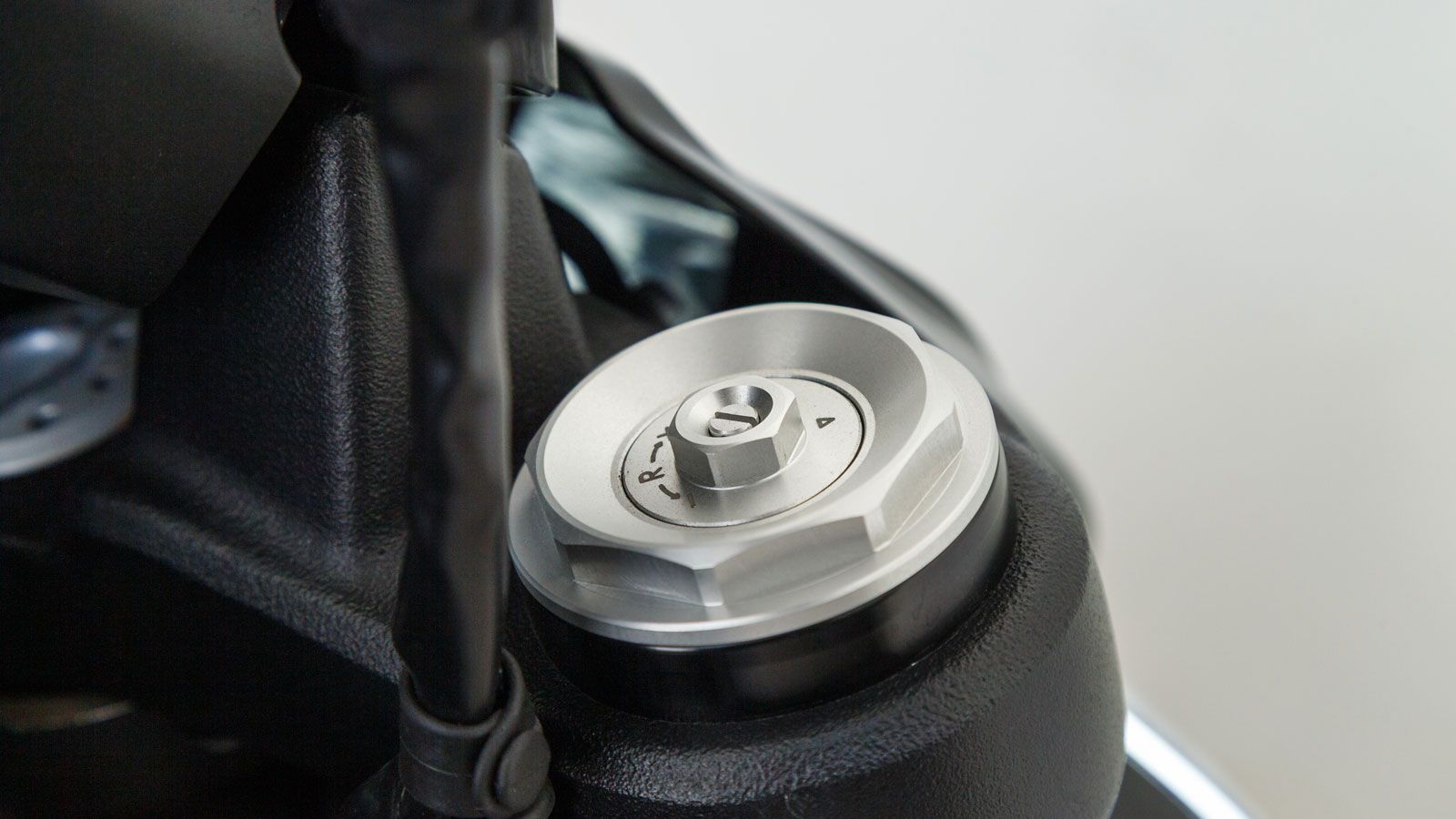 Η λύση του αλουμινένιου μονοκόκ πλαισίου -έναντι του χωροδικτυώματος- σε συνδυασμό με το μονόμπρατσο ψαλίδι και τον V4 κινητήρα που αποτελεί ενεργό μέρος του, αφαίρεσαν 13 ολόκληρα κιλά από το Diavel 