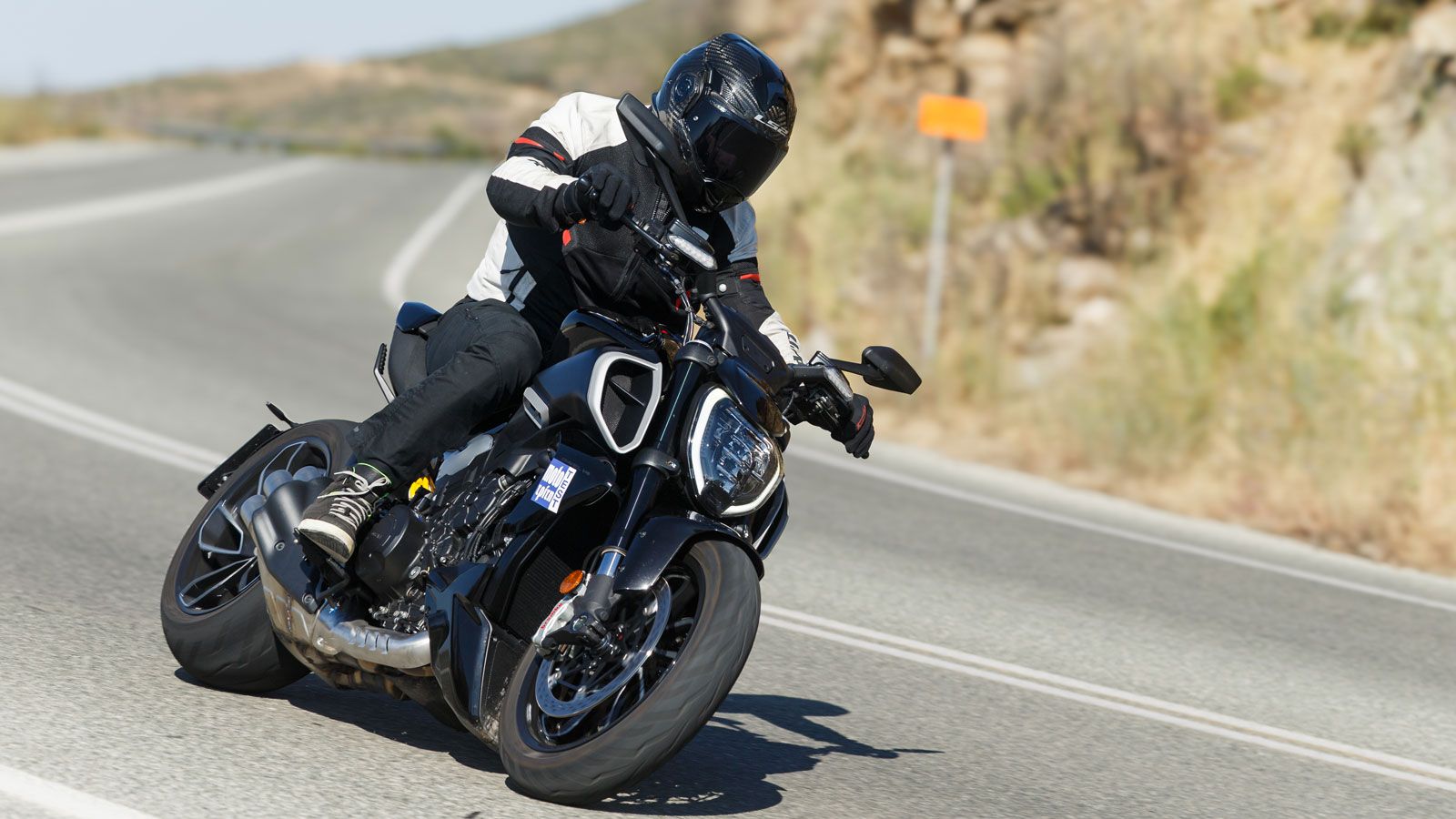 Με τις κατάλληλες ρυθμίσεις και την εκμετάλλευση της ροπής, το Diavel μπορεί να  Με τις κατάλληλες ρυθμίσεις και την εκμετάλλευση της ροπής, το Diavel μπορεί να οδηγηθεί σε πολύ γρήγορους ρυθμούς σε στριφτερές διαδρομές. Το χαμηλό κέντρο βάρους και το μακρύ μεταξόνιο βιδώνουν το Ι