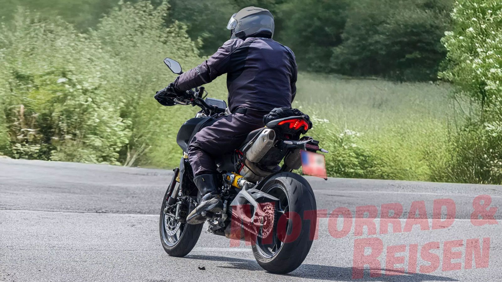Για σχεδόν ένα τέταρτο του αιώνα, ο δικύλινδρος σε V Testastretta αποτελούσε τον βασικό πυρήνα της Ducati, τροφοδοτώντας από supersport μέχρι crossover μοντέλα.