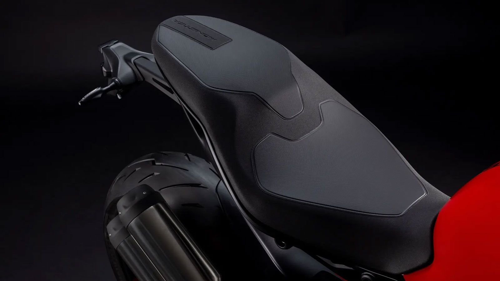 Η Ducati Monster 2026 θα είναι διαθέσιμη από τον Φεβρουάριο του 2026 σε δύο εκδόσεις: τη βασική και τη Monster Plus, η οποία διαθέτει ζελατίνα και κάλυμμα συνεπιβάτη. 