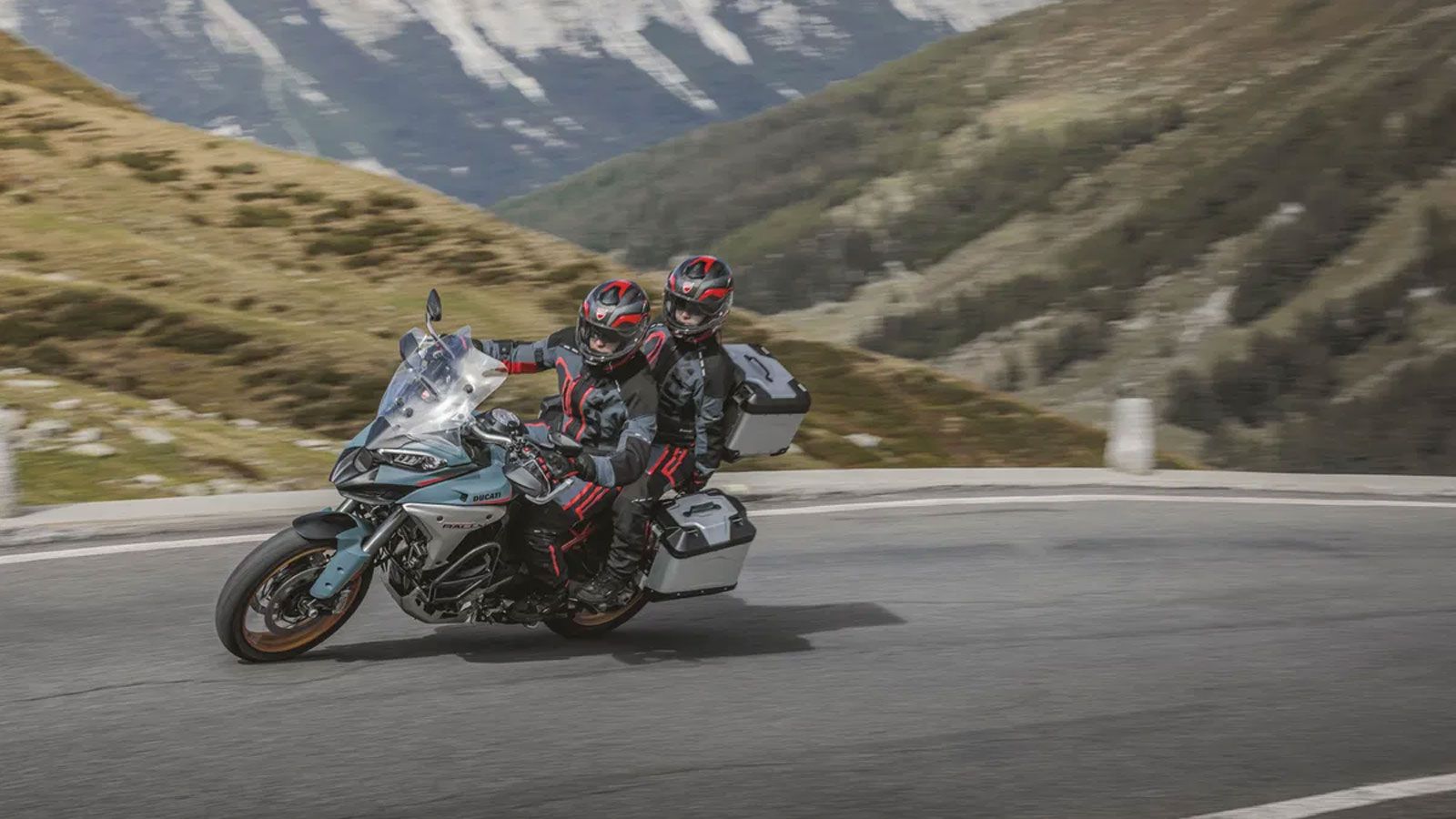 Η Multistrada V4 Rally 2026 εξοπλίζεται με το σύστημα Marzocchi DSS EVO, που ρυθμίζει ηλεκτρονικά την προφόρτιση και την απόσβεση, προσαρμόζοντας τη λειτουργία των αναρτήσεων στις συνθήκες του δρόμου 