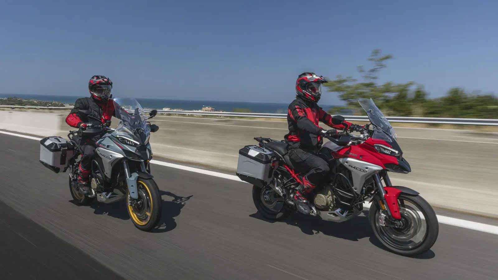 Η Ducati επανασχεδίασε το φέρινγκ της Multistrada V4 Rally, εφαρμόζοντας νέα αεροδυναμικά πτερύγια που κατευθύνουν τη ροή του αέρα μακριά από τον αναβάτη και τον συνεπιβάτη. 