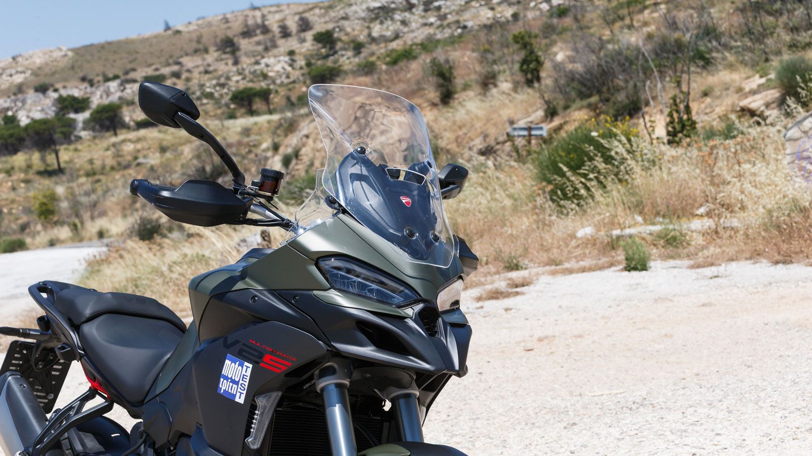 Με πιο λεπτή σιλουέτα από εμπρός μέχρι πίσω, φωτιστικά σώματα που αντλούν έμπνευση από το μούτρο του νέου Panigale και ένα πιο μίνιμαλ ράμφος με μικρότερα ρουθούνια, εντείνεται ο δυναμισμός του, ενώ δ