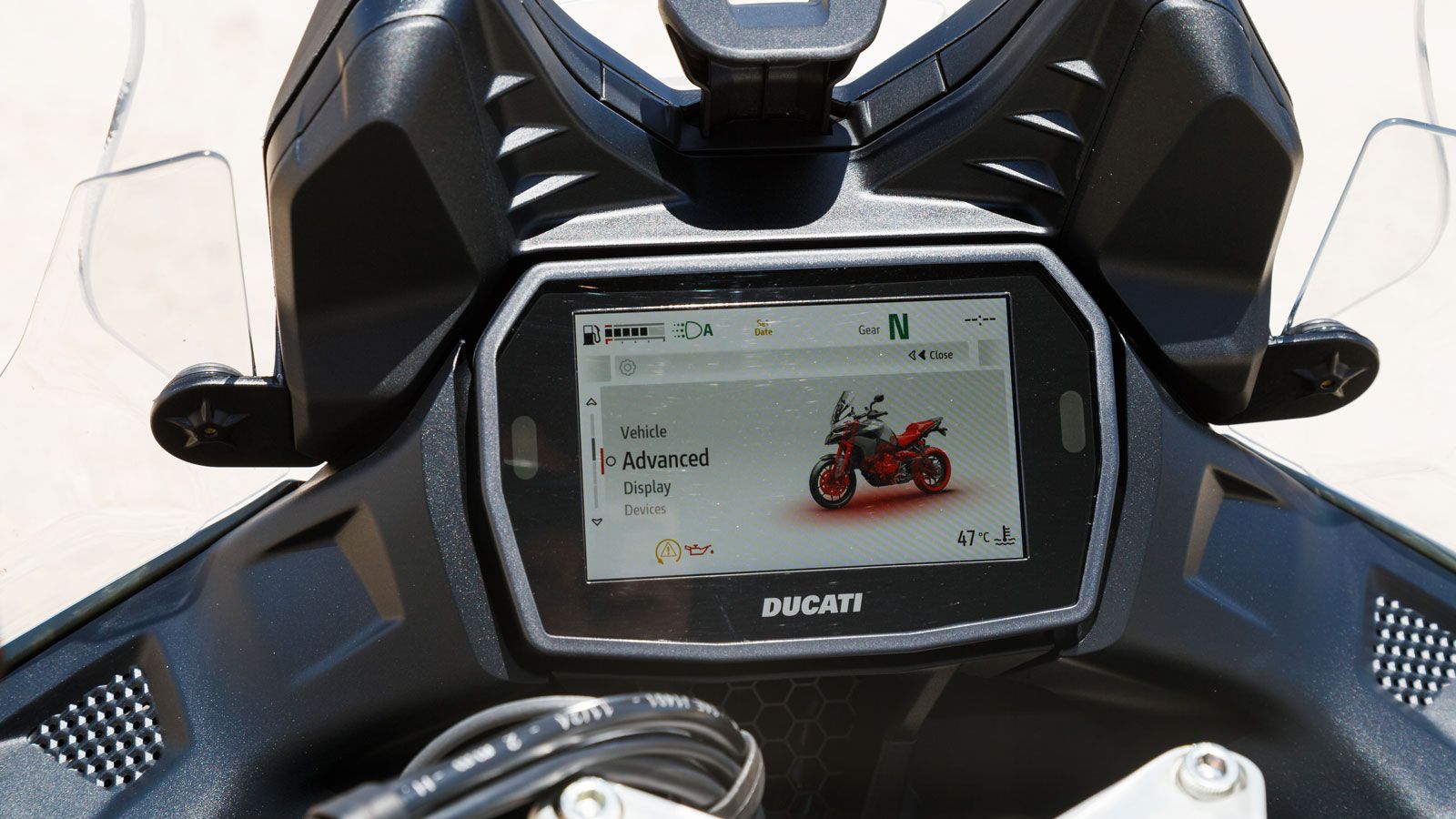 Φυσικά διαθέτει δυνατότητα συνδεσιμότητας και Turn by Turn πλοήγηση (στον πρόσθετο εξοπλισμό), ρυθμιζόμενη φωτεινότητα με λευκό ή μαύρο φόντο.