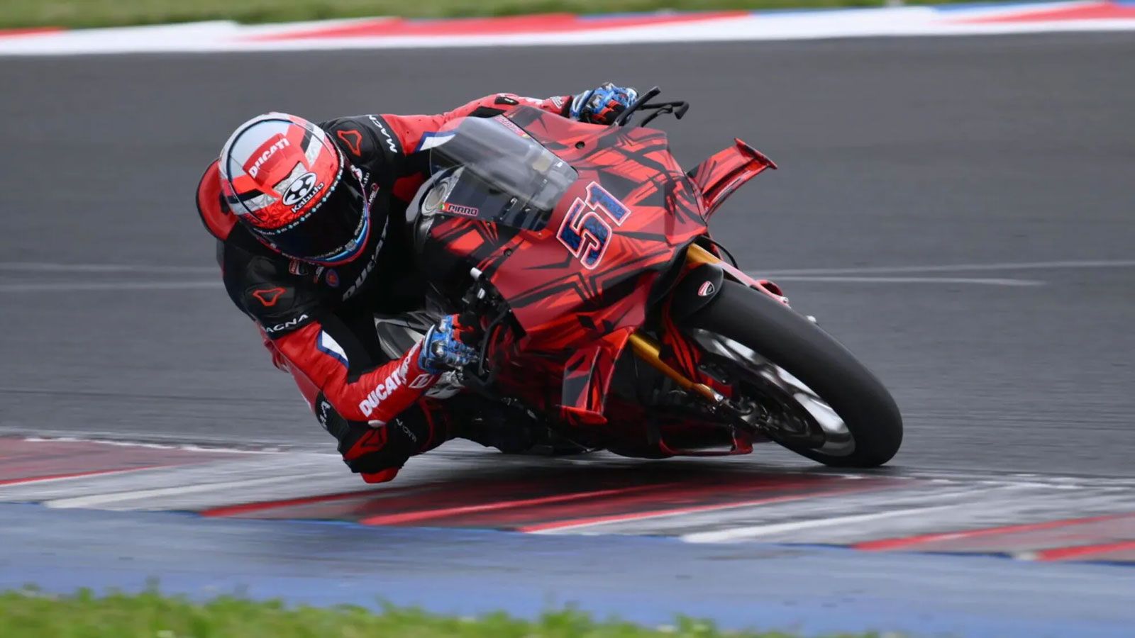 Η νέα Panigale V4 R φέρνει μαζί της το πιο προχωρημένο αεροδυναμικό πακέτο που έχει δει ποτέ μοντέλο παραγωγής της Ducati. Οι εμπνεύσεις από το MotoGP είναι ξεκάθαρες, με επιρροές από τις Desmosedici 