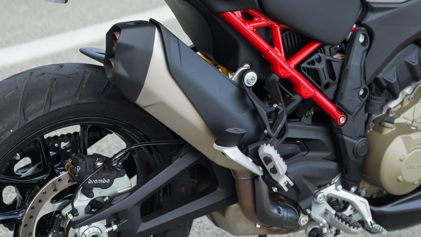 Ο πανίσχυρος 16βαλβιδος V4 Granturismo 90 μοιρών των 1158 κυβικών παραμένει στις επάλξεις και πλέον περνάει στην Euro5+ εποχή χωρίς απώλειες ισχύος χάρη στο νέο σύστημα εξάτμισης