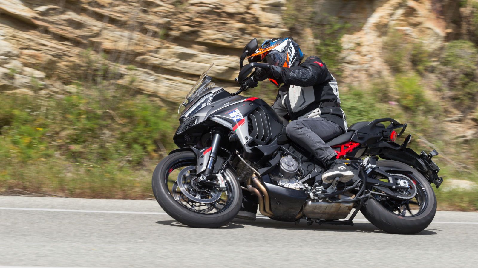 Χωρίς αλλαγές στο εργονομικό τρίγωνο η νέα Multistrada συνεχίζει να προσφέρει μεγάλες δόσεις άνεσης, αλλά ταυτόχρονα σε προδιαθέτει να την οδηγήσεις σε έντονους ρυθμούς 