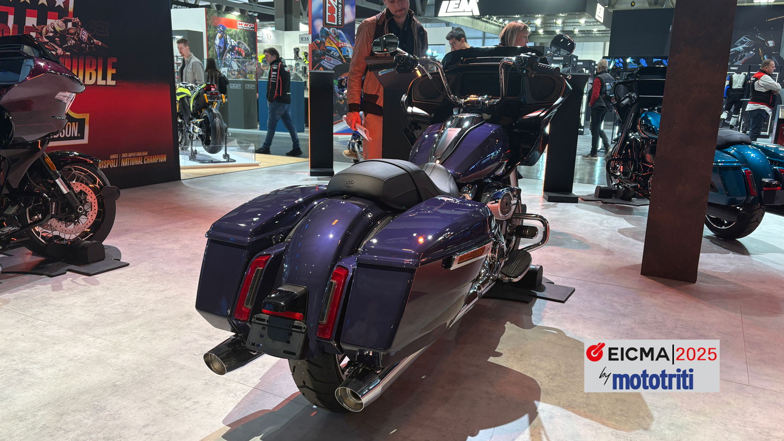 Η τεχνολογία κάνει αισθητή την παρουσία της με τη μεγάλη TFT οθόνη 12,3 ιντσών, η οποία ενσωματώνει το νέο σύστημα Skyline OS. Μέσα από αυτή, ο αναβάτης έχει πρόσβαση σε πλοήγηση, συνδεσιμότητα και έλ