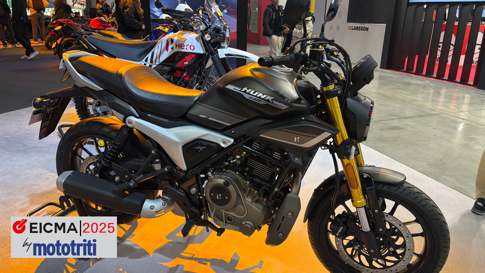Το νέο Hero Hunk 440 παρουσιάστηκε στην EICMA 2025. Η μοτοσυκλέτα είναι εξοπλισμένη με ένα αερόψυκτο κινητήρα 440 κυβικών,  με δυο βαλβίδες στην κεφαλή.