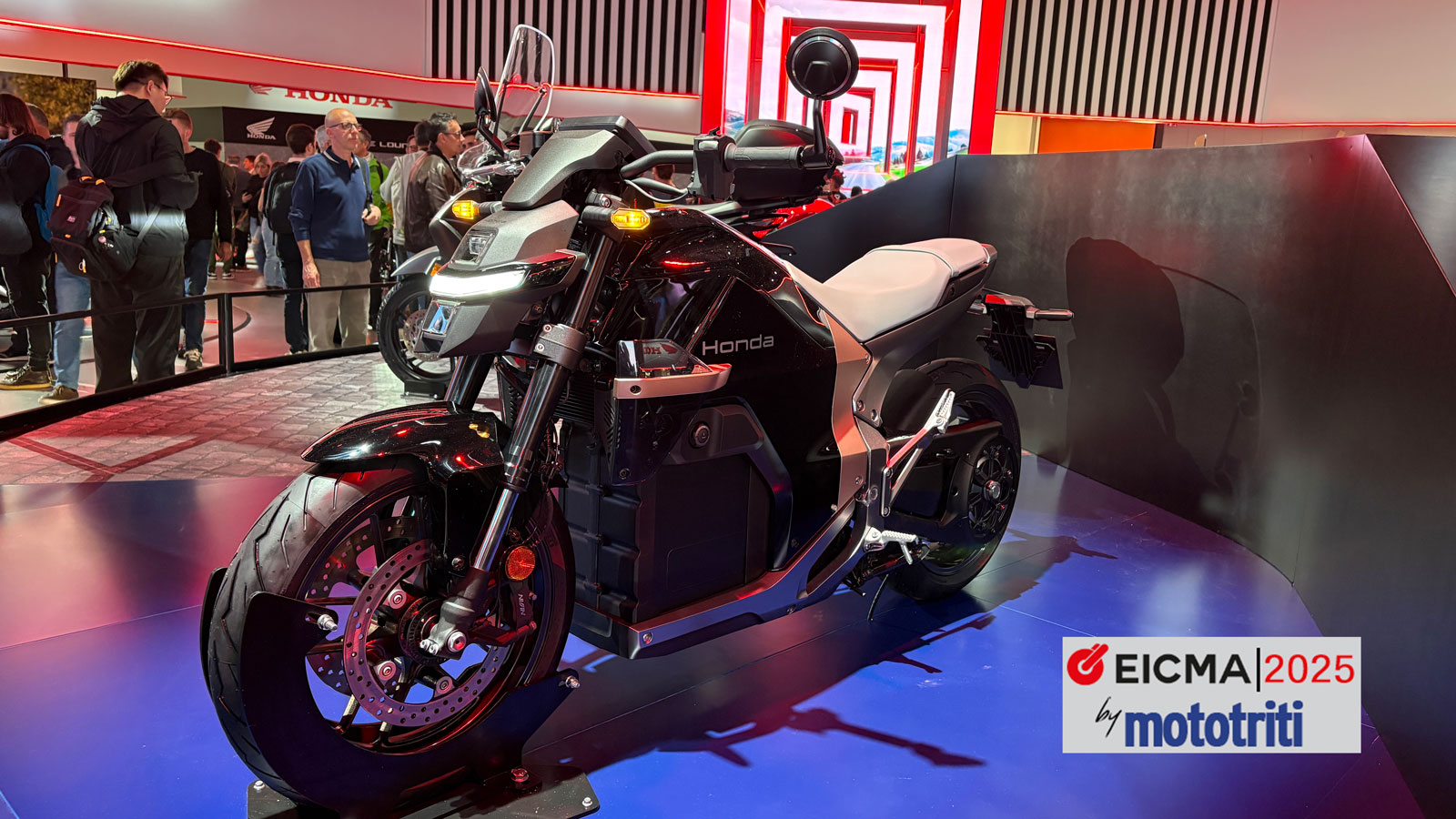 Στην EICMA 2025, η Honda γράφει ιστορία παρουσιάζοντας τη WN7, την πρώτη της ηλεκτρική μοτοσυκλέτα παραγωγής. Με σχεδίαση που θυμίζει πρωτότυπο και καθαρές, τεχνολογικές γραμμές, η WN7 αποκαλύπτει το 