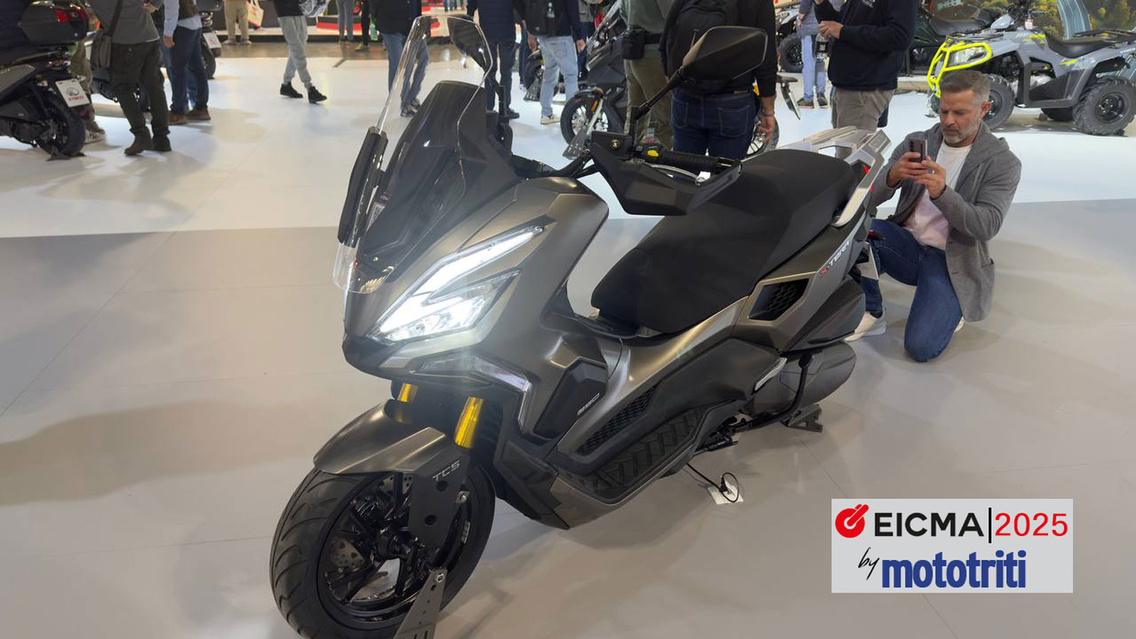 Η Kymco κάνει ένα τολμηρό βήμα στην EICMA 2025, παρουσιάζοντας το ολοκαίνουριο Xtera 350, ένα scooter που παντρεύει την άνεση του GT με τη σκληροτράχηλη προσωπικότητα των adventure. 