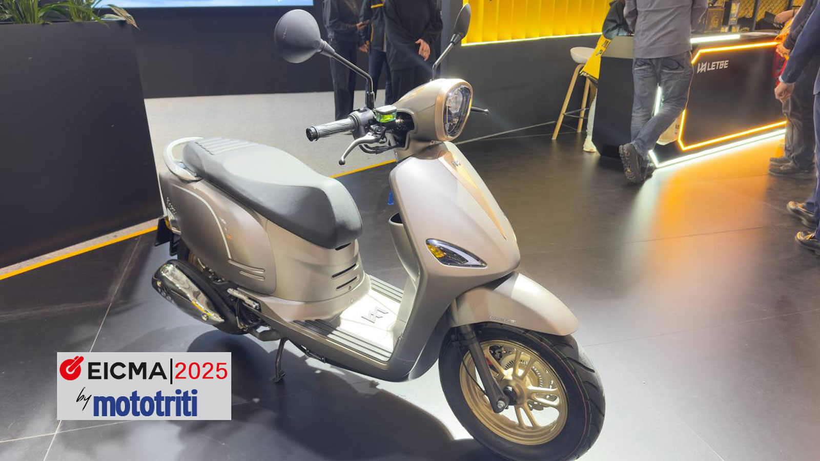 Οι γραμμές του θυμίζουν κλασικά ευρωπαϊκά μοντέλα, με στρογγυλό φανάρι, μεταλλικές λεπτομέρειες, το επίπεδο πάτωμα,  οι αναλογίες του (1.810 x 705 x 1.110 mm), το μεταξόνιο 1.275 mm και το χαμηλό βάρο