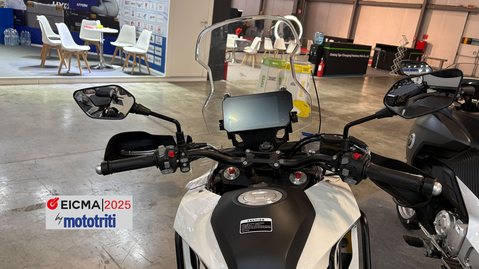  Η θέση οδήγησης είναι κάθετη και φυσική, ενώ η TFT οθόνη οργάνων και τα LED φώτα φέρνουν το KPT400 στο επίπεδο σύγχρονων ευρωπαϊκών μοντέλων.