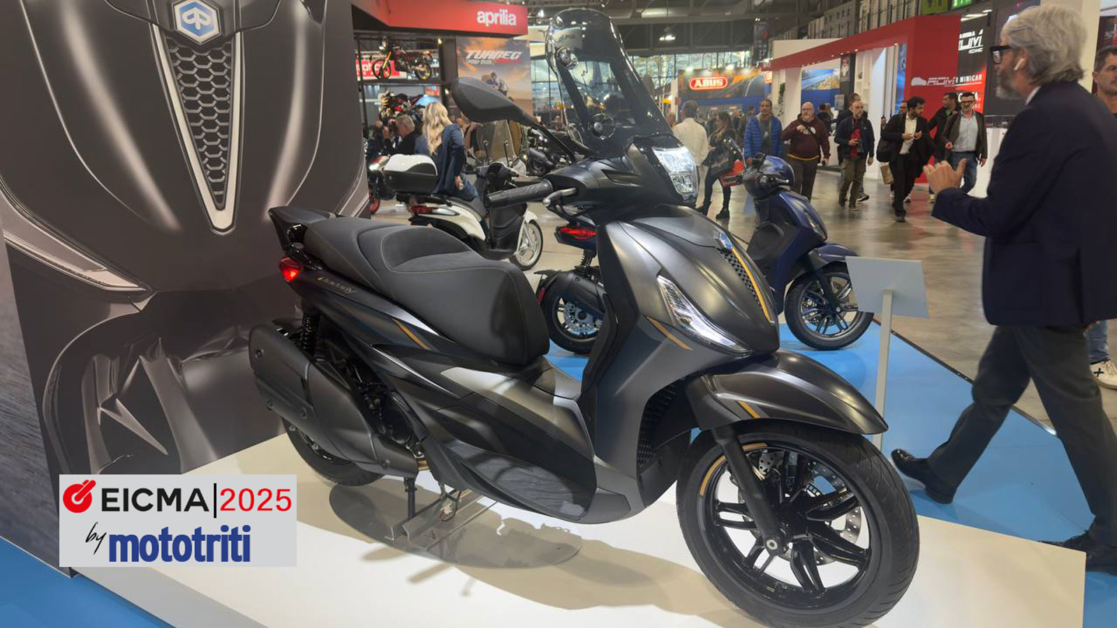 Στην EICMA 2025, η Piaggio επέστρεψε με λάμψη, γιορτάζοντας ένα από τα πιο αναγνωρίσιμα scooter όλων των εποχών. Το Beverly, που πρωτοεμφανίστηκε το 2001, συμπληρώνει 25 χρόνια επιτυχίας και παραμένει