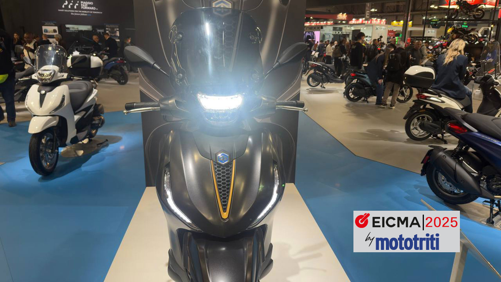 Στην εσωτερική ποδιά δεσπόζει το ειδικό σήμα “25th Anniversary”, συνοδευόμενο από την ιταλική σημαία — ένα στοιχείο που θυμίζει πως το Beverly είναι και παραμένει made in Italy.