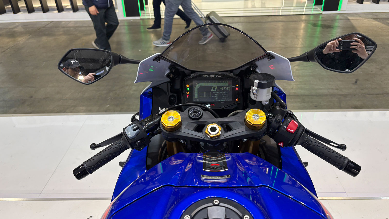 Διαθέτει σφυρήλατα πιστόνια, νέο σιγαστήρα τιτανίου και αλυσίδα χρονισμού τελευταίας γενιάς. 