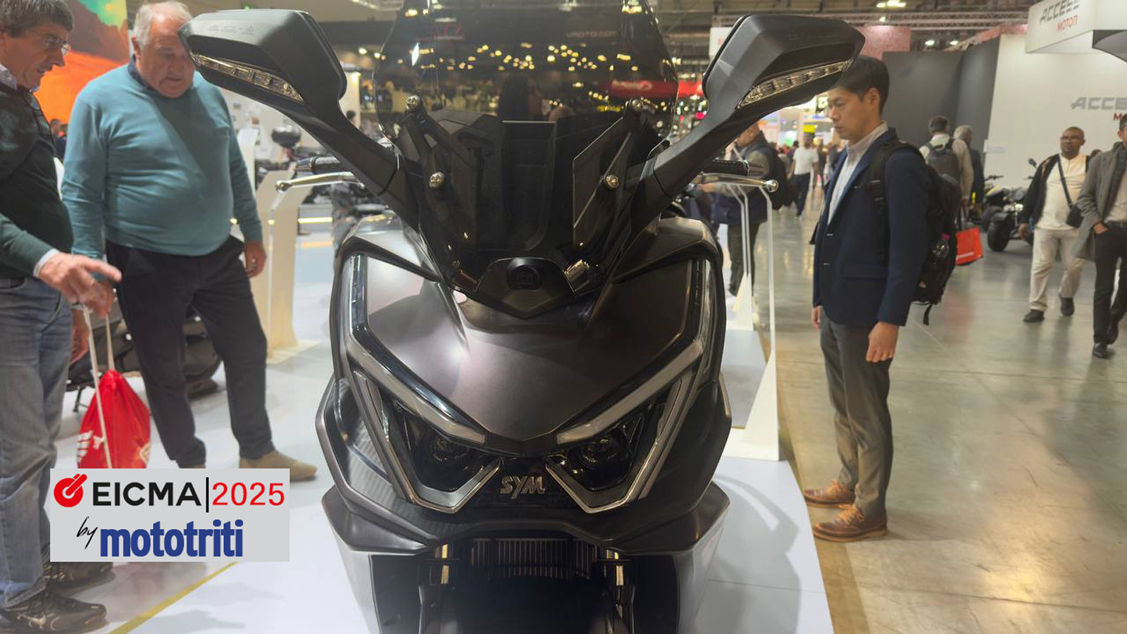 Στο περίπτερο της SYM στην EICMA 2025 το βλέμμα τραβά το ολοκαίνουργιο Cruisym 400, ένα scooter που φέρνει μαζί τη σχεδιαστική ωριμότητα και την τεχνολογική εξέλιξη της εταιρείας. 