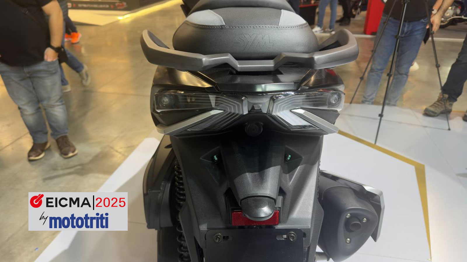 Κάτω από τη σέλα υπάρχει μεγάλος αποθηκευτικός χώρος, ικανός να χωρέσει δύο κράνη, ενώ ο επίπεδος διάδρομος ποδιών, οι λαβές για τον συνεπιβάτη και τα υψηλής ποιότητας υλικά του εσωτερικού επιβεβαιώνο