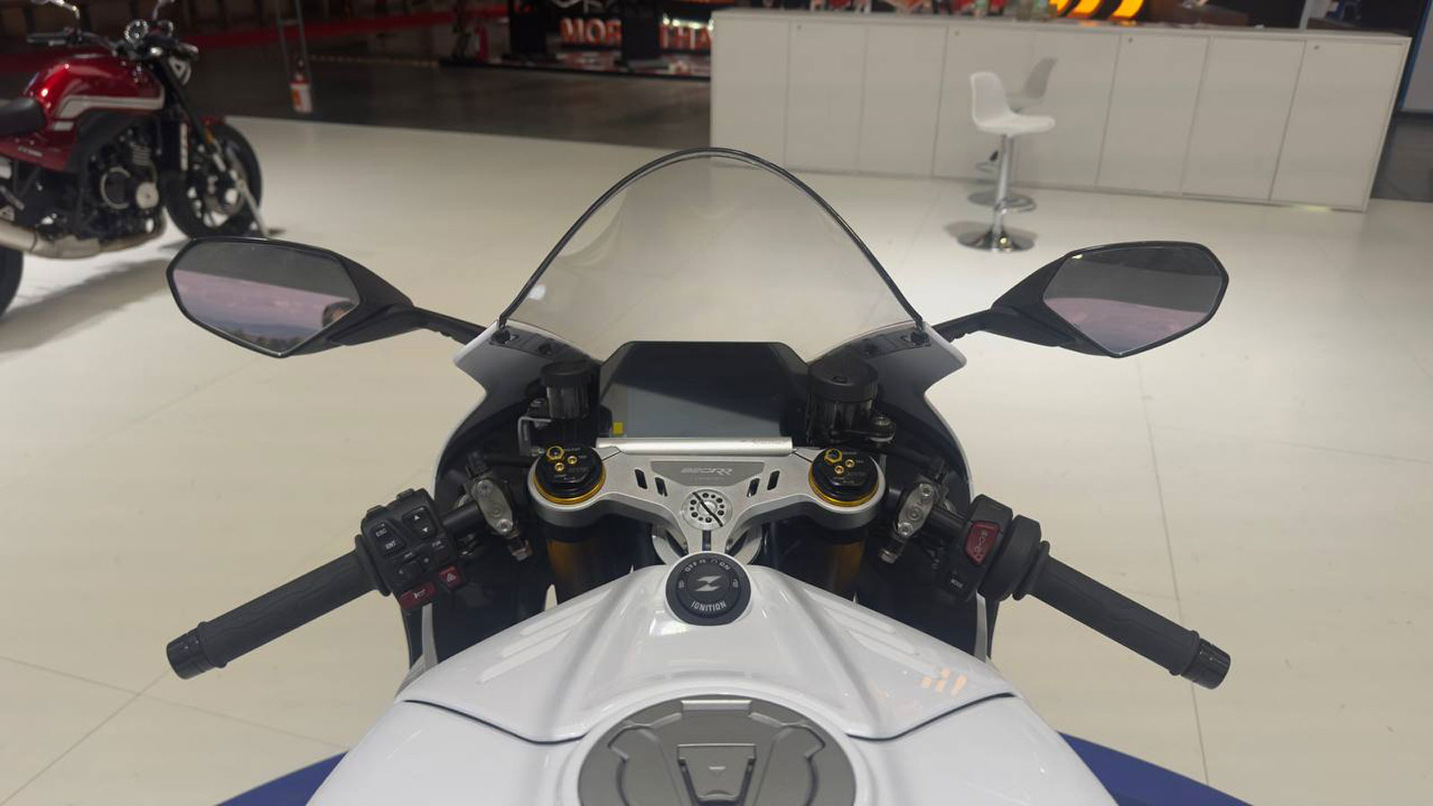 Στην EICMA 2025, ανάμεσα στα περίπτερα των μεγάλων ευρωπαϊκών και ιαπωνικών ονομάτων, ένα νέο λογότυπο τραβά τα βλέμματα: ZXMOTO. 