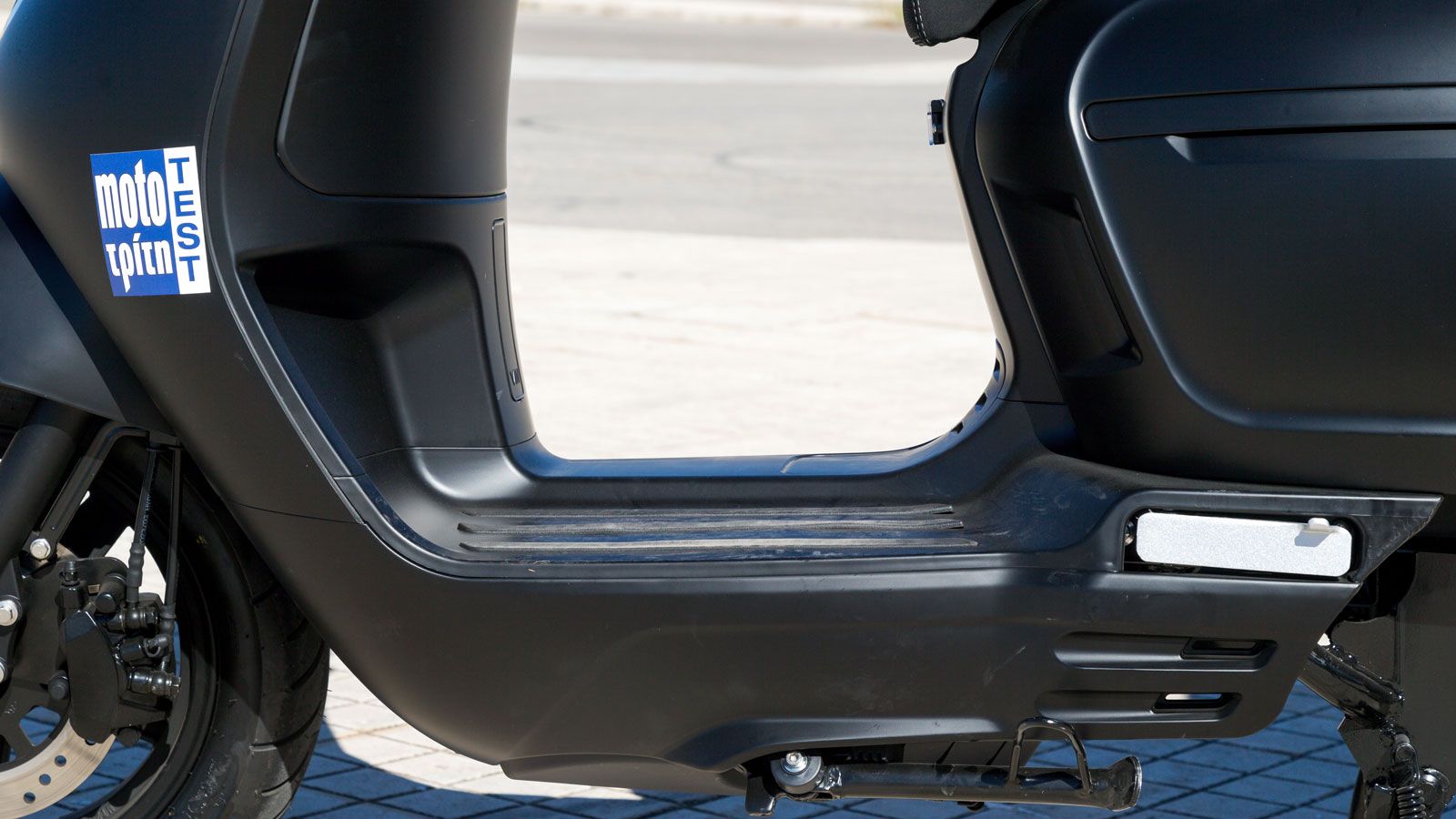Το EMW Lucking Pro είναι ένα χορταστικό scooter με σχετικά μεγάλες διαστάσεις δηλαδή, δίνοντας πολύ χώρο στον αναβάτη για να τοποθετήσει τα πόδια του στο επίπεδο πάτωμα.