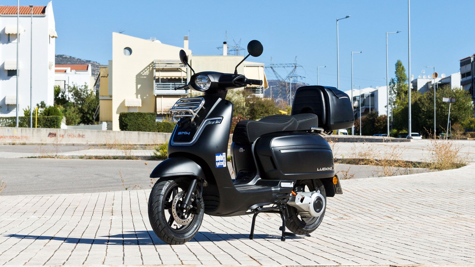 Αντικρίζοντας το EMW Lucking Pro, δεν θα αντιληφθείς εύκολα ότι πρόκειται για ένα ηλεκτρικό scooter εάν δεν παρατηρήσεις με προσοχή τα επιμέρους στοιχεία του. 