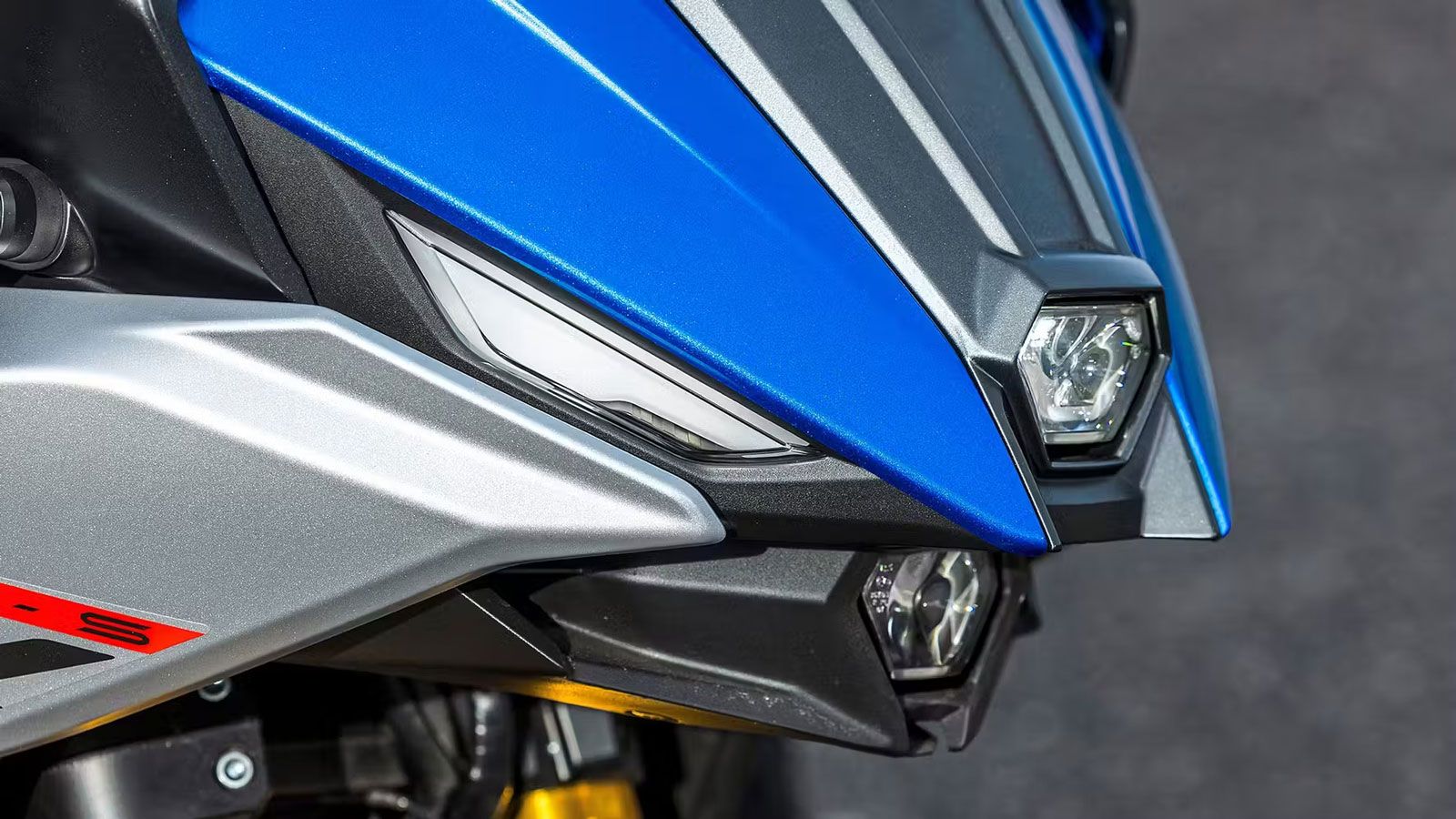 Η πιθανή ονομασία GSX-8 GT παραπέμπει άμεσα στο υπάρχον μεγάλο μοντέλο GSX-S1000 GT, ενώ η TT έκδοση ίσως προορίζεται για A2 δίπλωμα ή για ελαφρώς διαφορετικό προσανατολισμό – ενδεχομένως crosso