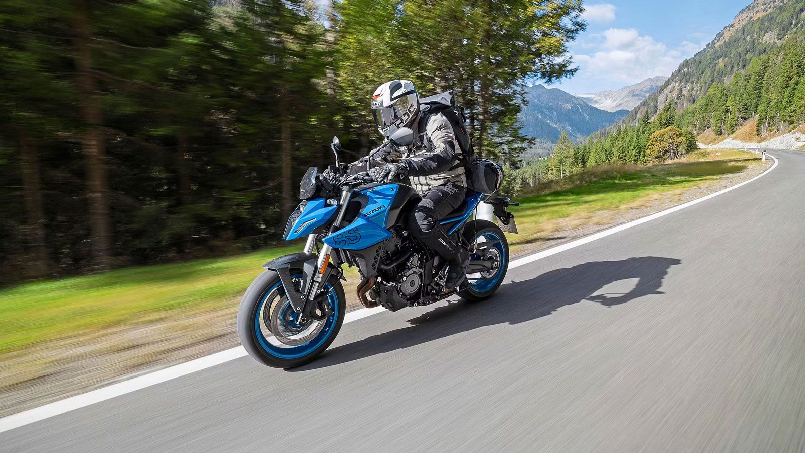 Παρότι το όνομα της GSX-8 GT δείχνει προς την GSX-8S, η τεχνική βάση φαίνεται να είναι πιο κοντά στη V-Strom 800. Ο λόγος είναι απλός: η V-Strom έχει μεγαλύτερο ωφέλιμο φορτίο (207 κιλά) και πιο μακρύ