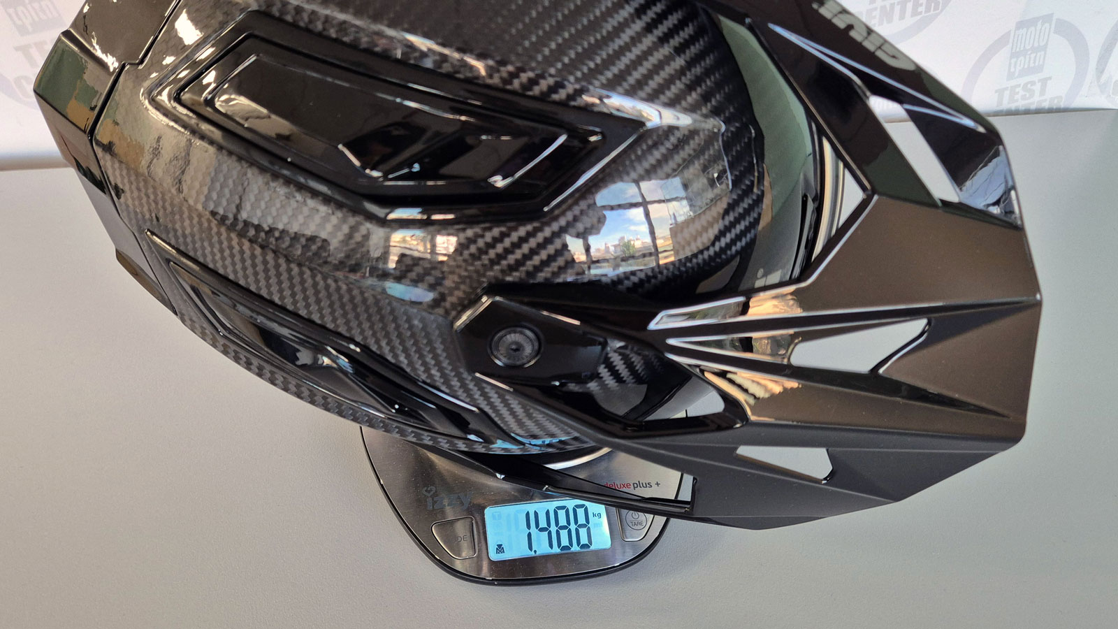 Τα 1.488gr του Givi H80.1 Carbon, είναι ένα αρκετά καλό βάρος για τα δεδομένα της κατηγορίας σε συνδυασμό με την εσωτερική του φιμέ ζελατίνα. 