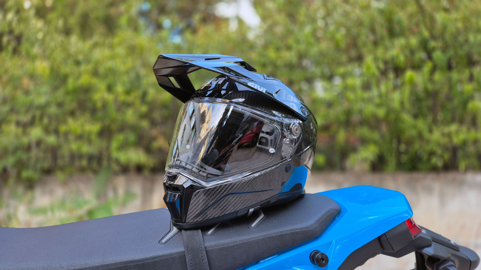 Test Givi H80.1 Carbon: Ελαφρύ Adventure κράνος με εξαιρετική αεροδυναμική