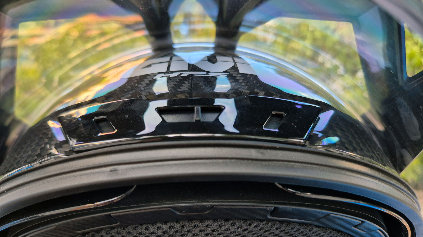 Ένας ακόμα αεραγωγός υπάρχει στο ύψος του μετώπου στο Givi H80.1 Carbon. 