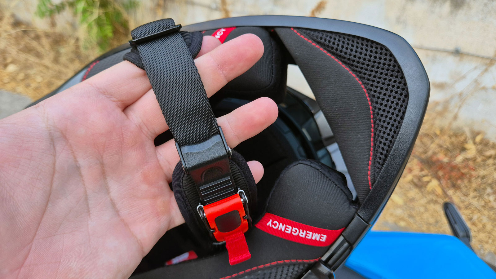 Ο μηχανισμός ασφάλισης του Givi H80.1 Carbon, αποκτά την κλασική αξιόπιστη μικρομετρική καστάνια. 