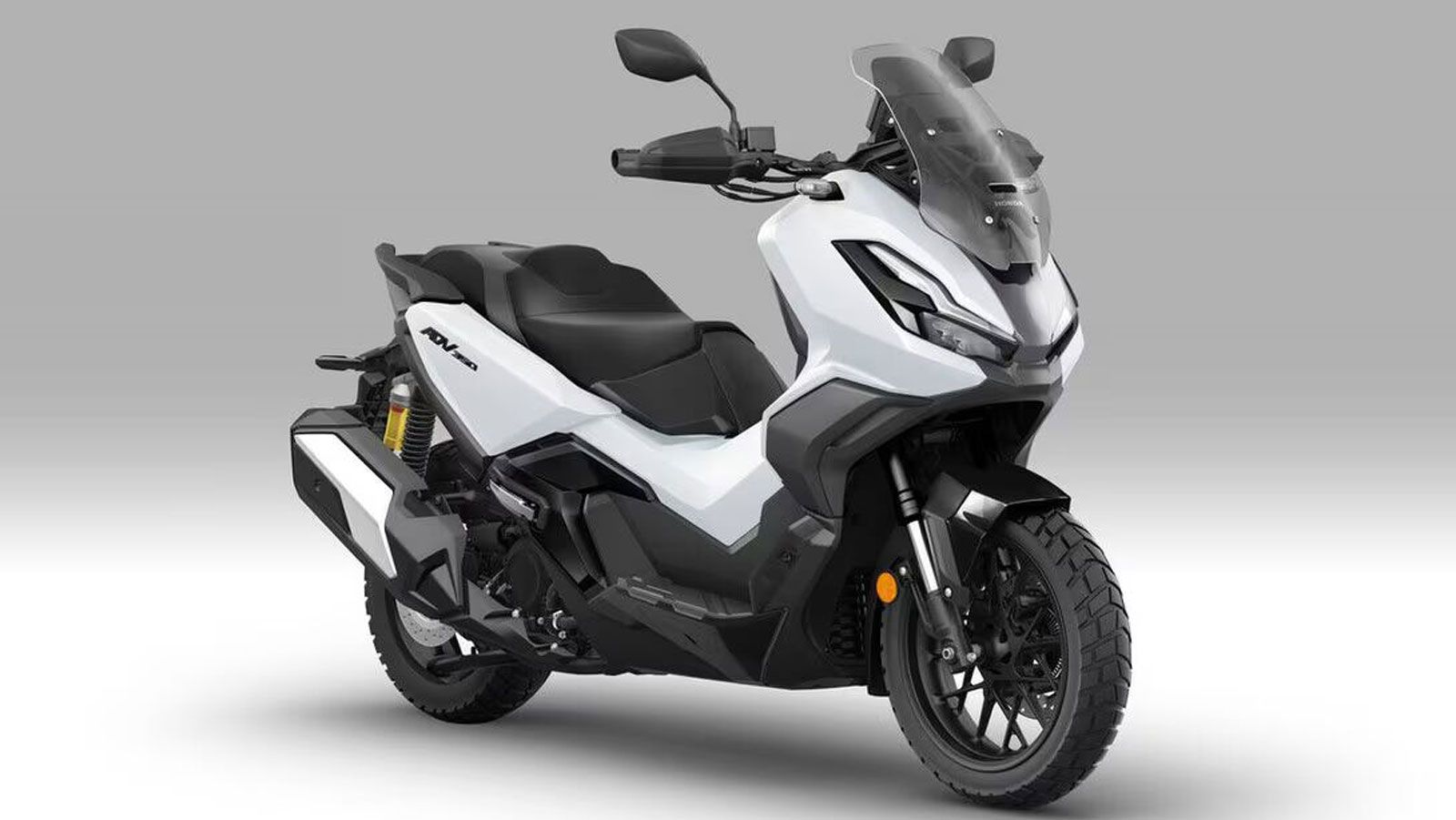 Το Honda ADV350 2026 συνεχίζει να ξεχωρίζει για τον adventure χαρακτήρα του, χάρη στο σωληνωτό ατσάλινο πλαίσιο που προσφέρει στιβαρότητα και αντοχή σε κάθε είδους δρόμο. Το μπροστινό ανεστραμμένο πιρ