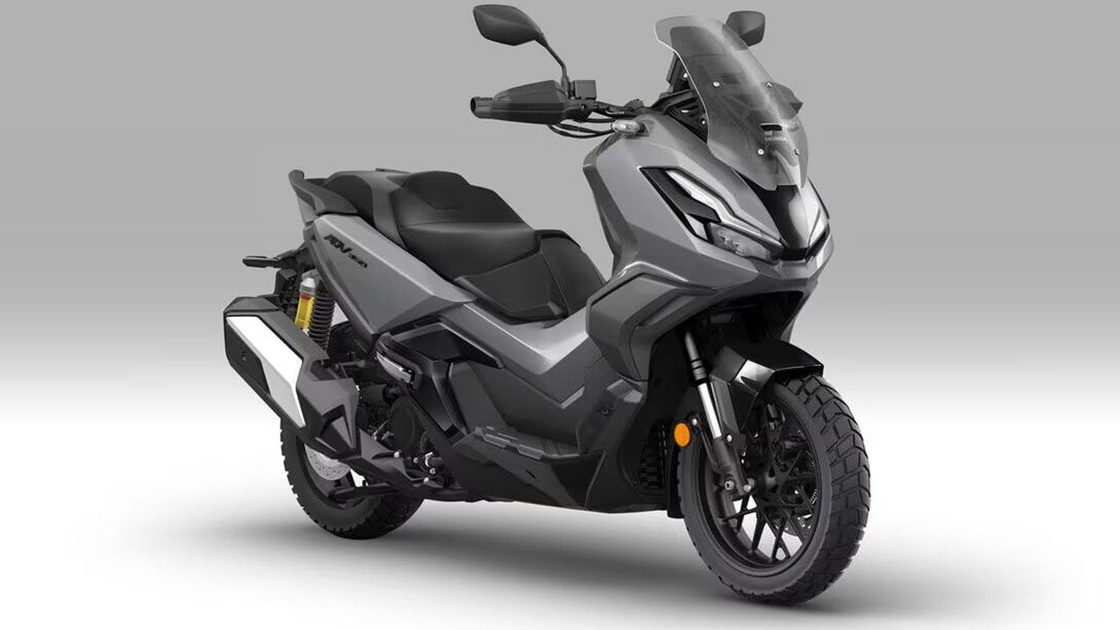 Ένα από τα μεγάλα ατού του Honda ADV350 2026 παραμένει η πρακτικότητα. Ο φωτιζόμενος χώρος κάτω από τη σέλα των 48 λίτρων μπορεί να φιλοξενήσει δύο full-face κράνη, ενώ το πρόσθετο μπροστινό ντουλαπάκ