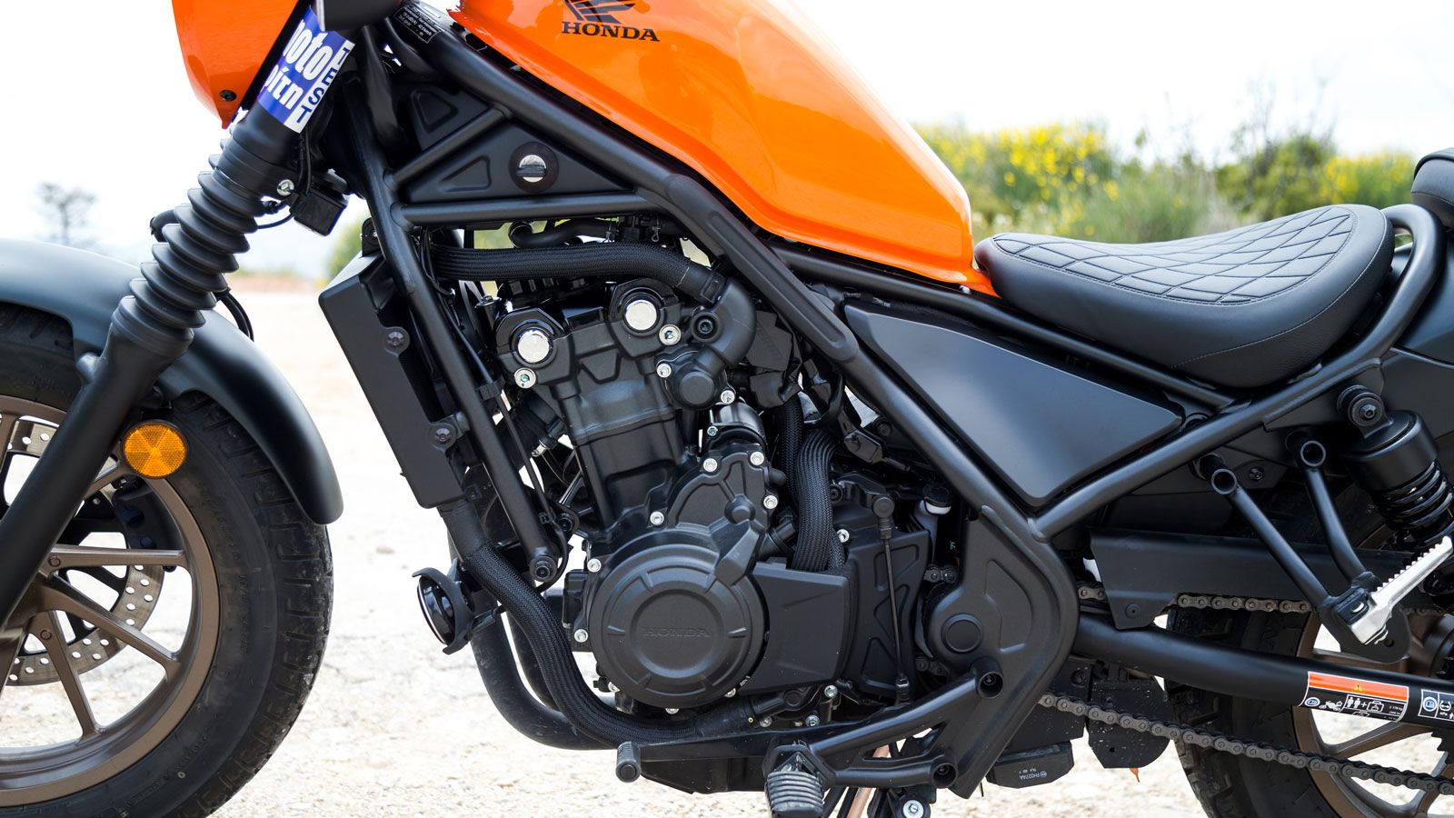 Η CMX 500 Rebel κινείται από τον αγαπητό στην Ελλάδα δικύλινδρο εν σειρά 471 κ.εκ. με ονομαστική απόδοση 46 ίππους στις 8.500 σ.α.λ. και 4,4 kgm ροπής στις 6.000 σ.α.λ. που διαθέτει δύο εκκεντροφόρους