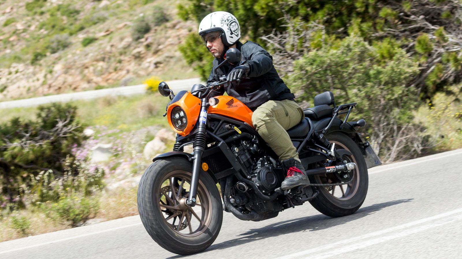 Σε μια κατηγορία που φαινόταν να εκλείπει, η Honda ξαναμπήκε το 2017 με την καινούργια CMX 500 Rebel, την ανέστησε, προκάλεσε πλήθος αντιγραφών και τώρα, στην πλουσιότερη έκδοση SP μας προκαλεί να την