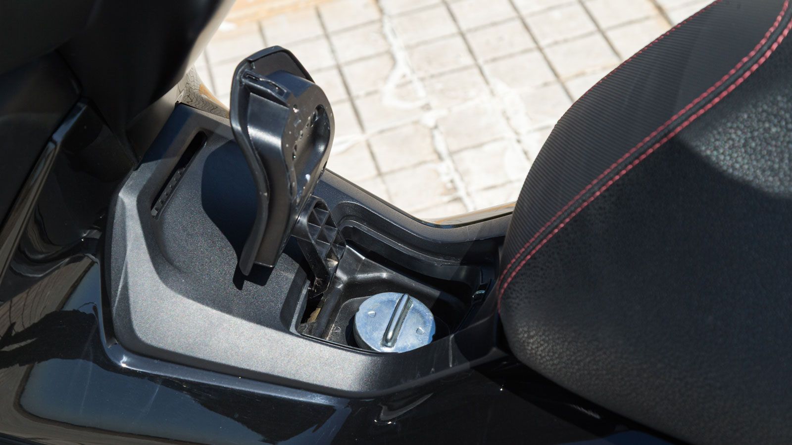  Επιπλέον, φέρει smart key λειτουργία και μέσω του κεντρικού διακόπτη, μπορείς να ανοίξεις τόσο τη σέλα, όσο και να αποκτήσεις πρόσβαση στη τάπα του ρεζερβουάρ, το οποίοι βρίσκεται ανάμεσα από τα πόδι
