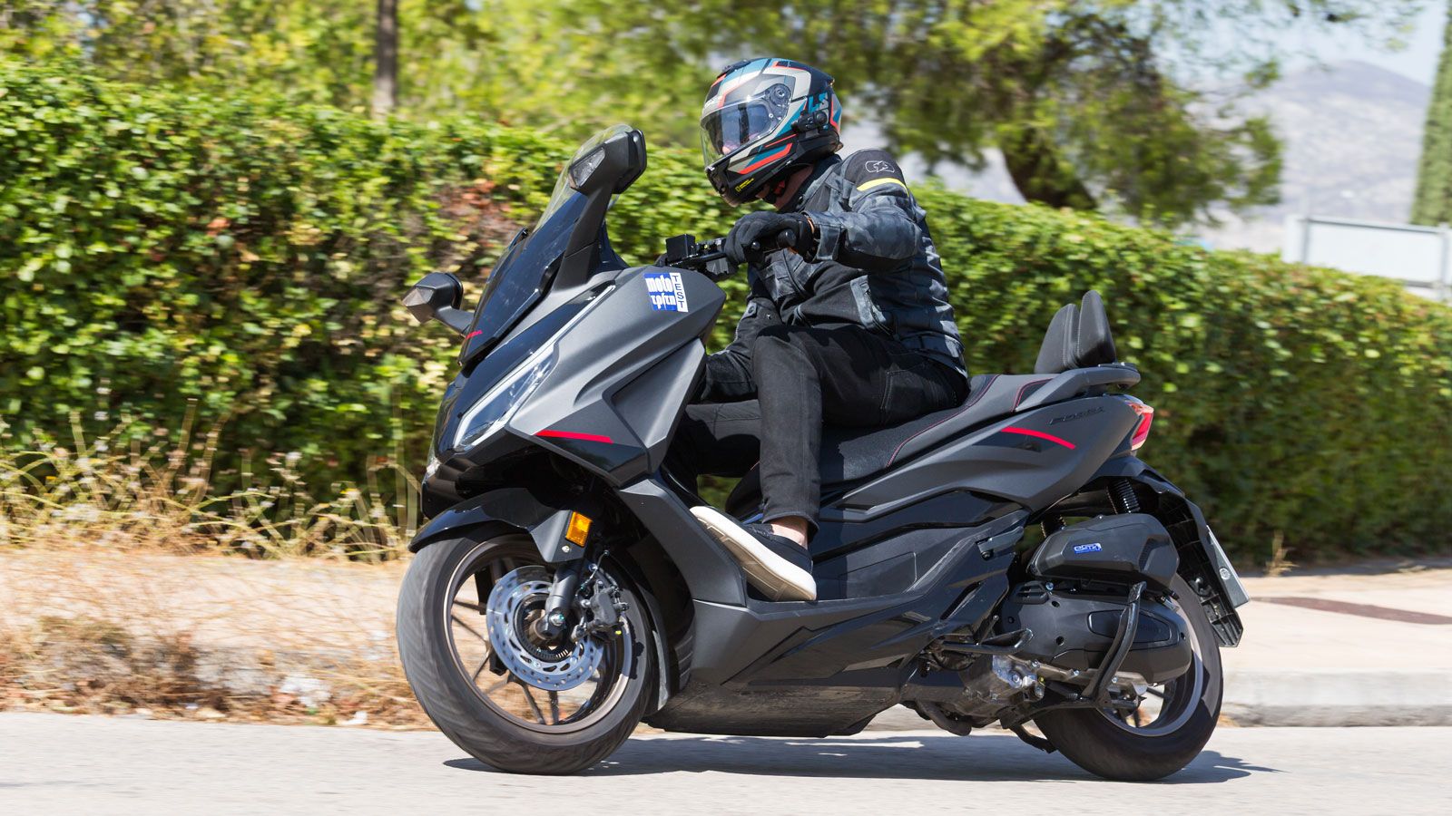 Η Honda με το Forza 125 δείχνει να επενδύει πολύ στη κατηγορία των 125 κυβικών εκατοστών, καθώς το έχει προικίσει με όλα τα καλά που διαθέτουν τα μεγαλύτερα αδερφάκια του 350,750 και το αποτέλεσμα είν
