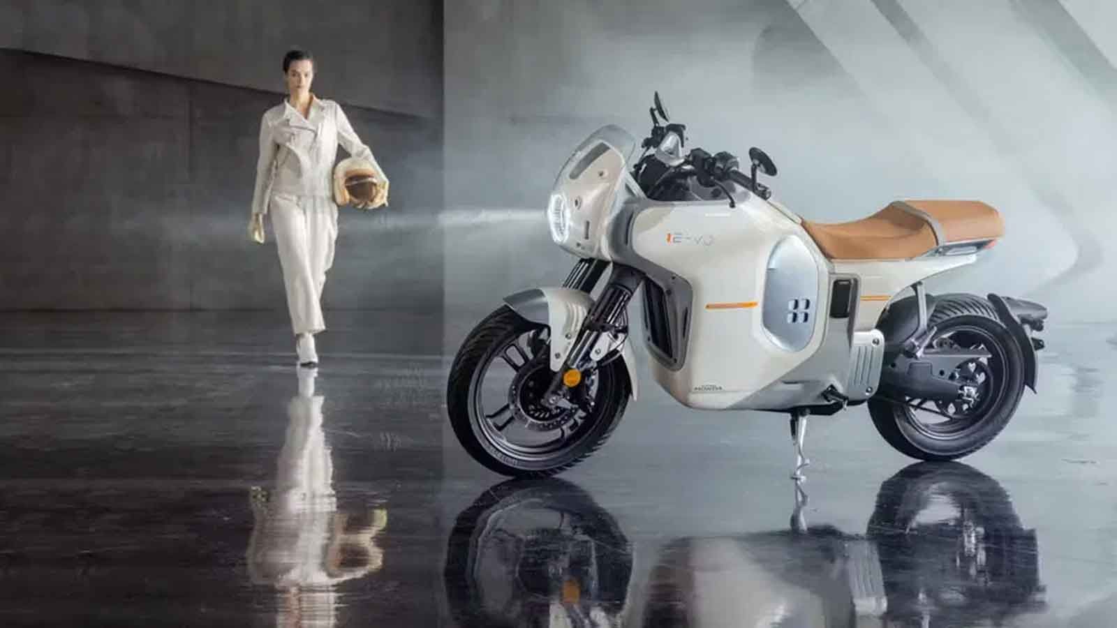 Το Honda E-VO αποδίδει μέγιστη ισχύ 15,3 kW (20 ίππους), επιτρέποντας στο μοντέλο να κινείται άνετα ακόμα και σε αυτοκινητόδρομους, παρά τον αστικό χαρακτήρα του.