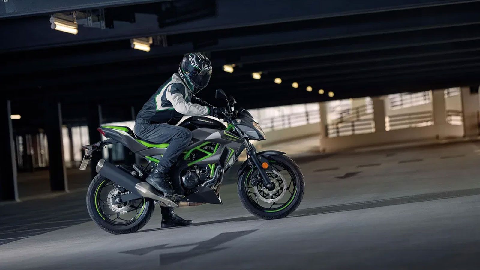 α Ninja 125 και Z125 αποκτούν δύο νέους χρωματικούς συνδυασμούς το καθένα, ενισχύοντας τη νεανική τους εικόνα. Όπως και σε άλλα μοντέλα της γκάμας, η αλλαγή αφορά αποκλειστικά την εμφάνιση, καθώς δεν 