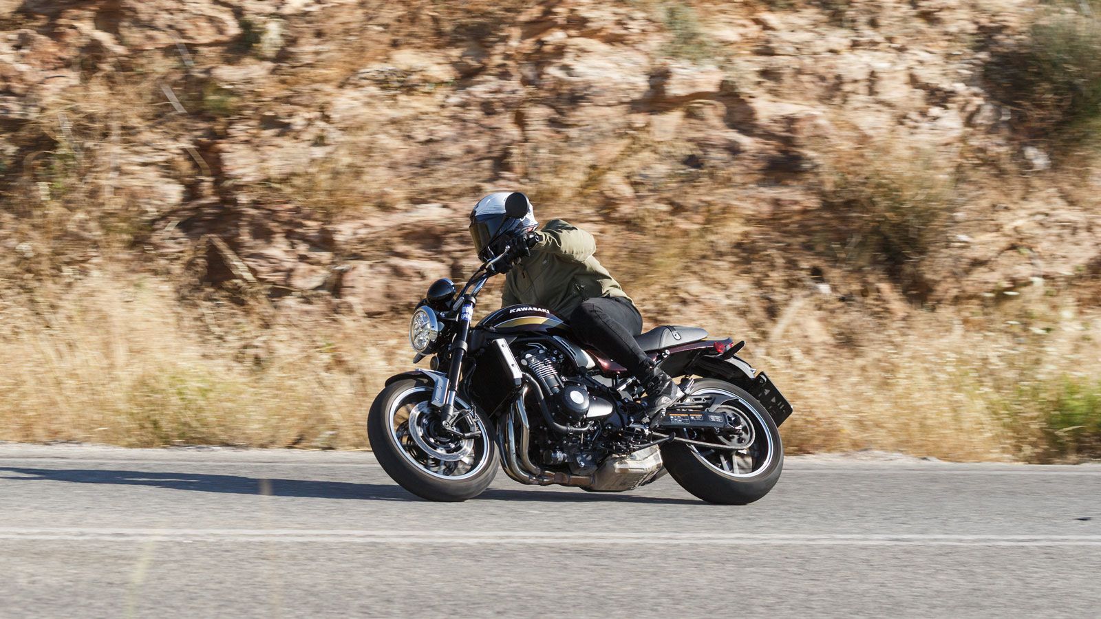 Η Kawasaki όμως ήδη από το 2017 έφερε στο φως το Z900 RS, ένα μοντέλο φόρο τιμής στο θρυλικό Z1 του 1972. Για το 2025 λοιπόν συμμορφώνεται με τις Euro5+ προδιαγραφές, αποκτά μία πιο μελωδική εξάτμιση 